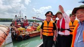Thiếu tướng Lê Mạnh Tiến và ông Lê Thanh Liêm, Phó Chủ tịch Thường trực UBND TPHCM kiểm tra thực địa khu vực tàu chìm. Ảnh: HOÀNG HÙNG