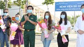 Thượng tá Hà Văn Tiến tặng hoa cho các bệnh nhân xuất viện. Ảnh: HOÀNG HÙNG