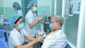Nhân viên y tế bệnh viện ngoại thành được tiêm chủng vaccine ngừa Covid-19