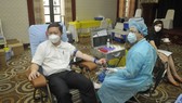 Phó Chủ tịch UBND TPHCM Dương Anh Đức tham gia hiến máu nhân đạo. Ảnh: CAO THĂNG