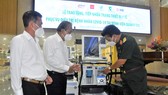 Nguyên Phó Thủ tướng Thường trực Trương Hòa Bình và Thiếu tướng, PGS, TS, TTND Nguyễn Hồng Sơn, Giám đốc Bệnh viện Quân y 175 kiểm tra hệ thống máy thở được trao tặng