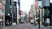 Dongsung-ro, một khu mua sắm lớn ở Daegu, cách Seoul 300 km về phía đông nam, gần như vắng người trong ngày 26-2. Nơi này nổi tiếng với những cuộc tụ họp sau giờ làm việc của người dân địa phương, nhưng sự lây lan nhanh chóng của virus Corona trong thành 