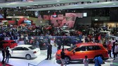 Cramped space at automobile show VAMA Show. (Photo: SGGP)