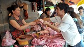 The prices of pork climb due to inadequate supply. (Photo: SGGP)