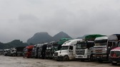 Thousands of trucks waiting for customs clearance at Tan Thanh Border Gate. (Photo: SGGP)