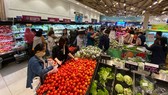 Essential goods are plentiful at supermarkets. (Photo: SGGP)