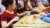 Gold hikes to near VND57 million per tael, VN-Index plunges nearly 44 points