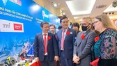 Vice-Chairman of the Ho Chi Minh City People's Committee Duong Anh Duc (L) exchanged with delegates at the Sourcing Fair for Supporting Industry with Buyer 2020. (Photo: SGGP)