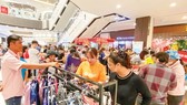 Consumers go shopping at Aeon Mall in Tan Phu District. (Photo: SGGP)
