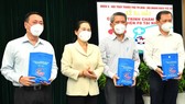HCMC People’s Council gives 376 medicine bags to support families