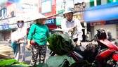 "Chợ" lá dong “độc nhất” TPHCM - Nhộn nhịp ngày giáp tết