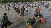 Hàng ngàn người dân nô nức tham gia lễ hội đánh cá “độc nhất” ở Hà Tĩnh