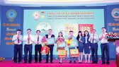 Ông Lê Hữu Hoàng - Chủ tịch Hội đồng thành viên Công ty TNHH MTV Yến Sào Khánh Hòa (người thứ hai từ phải sang) trao giải thưởng cho các tác giả đoạt giải