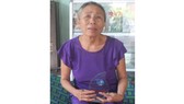 Bà Lựu cẩn thận lưu giữ Kỷ niệm chương do UBND quận Ngũ Hành Sơn tặng trong Chương trình vinh danh gương phụ nữ sống đẹp năm 2017