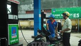 A motorcylist has his vehicle filled with E5 bio-fuel in Quang Ngai province (Photo VNA)