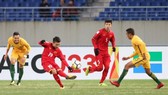 Nguyen Quang Hai of Vietnam (second, left) kicks a ball during an Asian U23 Championship match between Vietnam and Australia in China on January 14 (Photo: VNA)
