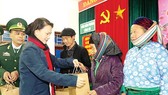 Chairwoman of National Assembly (NA) Nguyen Thi Kim Ngan presents Tet gifts to people in Lung Cu commune in Ha Giang Province. (Photo: Sggp)