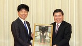 Chairman of the HCM City People’s Committee Nguyen Thanh Phong (right) and Japanese State Minister for Foreign Affairs Kazuyuki Nakane. (Photo: VNA)