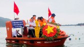 Truong Sa war veterans drop a wreath of flowers into the sea to commemorate Gac Ma fallen soldiers. (Photo: Sggp)