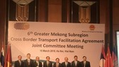 Officials attending the 6th meeting of the Joint Committee for the Greater Mekong Sub-region Cross-Border Transport Facilitation Agreement pose for a photo (Photo: VNA)