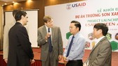 USAID/Vietnam Mission Director Michael Greene and Vice Chairman of Quang Nam Le Tri Thanh launch the USAID Green Annamites project in Tam Ky City.  (Photo: USAID Vietnam) 