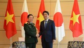 Minister of National Defence General Ngo Xuan Lich (L) and Japanese Prime Minister Shinzo Abe (Photo: VNA)