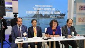 Representatives of the Ministry of Agriculture and Rural Development, VASEP and the Vietnamese Embassy in Belgium hold a press conference at the Seafood Expo Global on April 25 to update on Vietnam's efforts to fight IUU fishing (Photo: VNA)