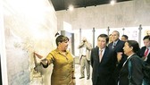 Chairman of the People’s Committee of HCMC Nguyen Thanh Phong visits Jose Marti Memorial Museum. (Photo: Sggp)
