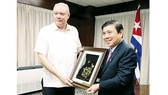 Chairman of the People’s Committee of HCMC Nguyen Thanh Phong presents a gift to the Cuban Minister of Foreign Trade and Investment, Rodrigo Malmierca Diaz. (Photo: Sggp)