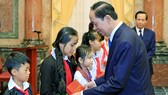President Tran Dai Quang presents gifts to needy children (Photo: VNA)