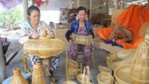 Producing craft products in Thuy Lap commune, Thua Thien-Hue (Photo: VNA