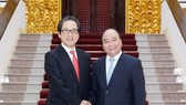 M Nguyen Xuan Phuc (R) and Hiroyuki Ishige, Chairman and CEO of the Japan External Trade Organisation (Photo: VNA)