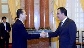 President Tran Dai Quang (L) and Chilean Ambassador Jaime Chomali Garib (Source: VNA)