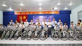 The delegation presents 100 bicycles to poor students. (Photo: VGP)