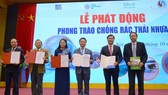 Officials show commitments at the launch of the national campaign to combat plastic pollution on October 12 (Photo: VNA)