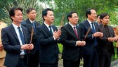 Deputy Prime Minister Vuong Dinh Hue ( C) offers incense and flowers at the Great Luminary Nguyen Cong Tru temple in Ha Tinh province. (Photo: Sggp)