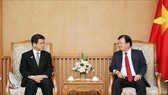 Deputy Prime Minister Trinh Dinh Dung (R) and Japanese Minister of Land, Infrastructure, Transport and Tourism Keiichi Ishii (Photo: VNA)