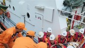 The Maritime Search and Rescue Coordination Centre (MRCC) of Region 4 brought four woundedPhilippinesailors to Nha Trang port in the central province of Khanh Hoa for treatment (Source: VNA)