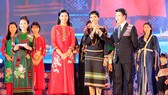 Miss Universe Vietnam 2017 H’Hen Nie speaks in the opening ceremony.