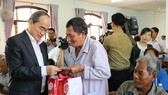 Secretary of HCMC Party Committee Nguyen Thien Nhan presents Tet gifts to local people in Chau Thanh district, Tra Vinh province. (Photo: Sggp)
