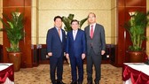 Chairman of the People’s Committee of Ho Chi Minh City Nguyen Thanh Phong (C), Mayor of Daegu Kwon Young-jin (L ) and Gyeongsangbuk province’s Deputy Governor Yoon Yong-jin. (Photo: hcmcpv)
