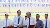 HCMC and Tay Ninh province sign a cooperation agreement to build HCMC-Moc Bai expressway. (Photo: sggp)