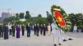 Secretary of the municipal Party Committee, Nguyen Thien Nhan led a delegation of city leaders to offer incense and flowers at Ho Chi Minh City Martyrs Cemetery. (Photo: SGGP)
