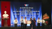 Vice State President Dang Thi Ngoc Thinh presents he First-Class Labor Medal of the State President to VTV representatives. 