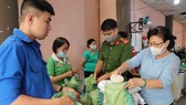 Local residents can get 1kg of rice for each kg of plastics or recyclable waste. (Photo: VNA)