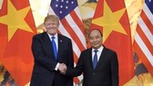 Prime Minister Nguyen Xuan Phuc shakes hand with U.S. President Donald Trump at a meeting in Hanoi in February 2019. (Photo: VGP)