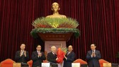Prime Minister Nguyen Xuan Phuc offers flowers to General Secretary of the Communist Party of Vietnam Nguyen Phu Trong (Photo: VNA)