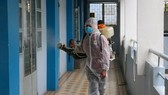 A worker is disinfecting Nguyen Du High School (Photo: SGGP)
