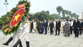 HCMC Party Committee Secretary Nguyen Van Nen leads a delegation of city leaders to offer incense and flowers at Ho Chi Minh City Martyrs Cemetery. (Photo: SGGP)