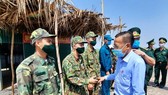 Head of HCMC Commission of Mass Mobilization Nguyen Huu Hiep visits border guards at the checkpoint No.12 in Chau Thanh District. (Photo: SGGP)